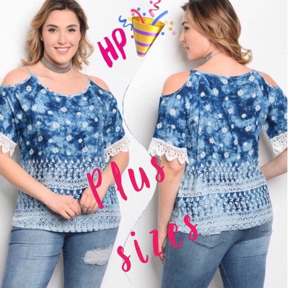 Tops - HP🎉Plus size blue floral cold shoulder top